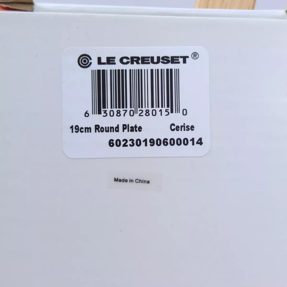 NEW Le Creuset Red Cerisse Star Relief Plate - Picture 7 of 10